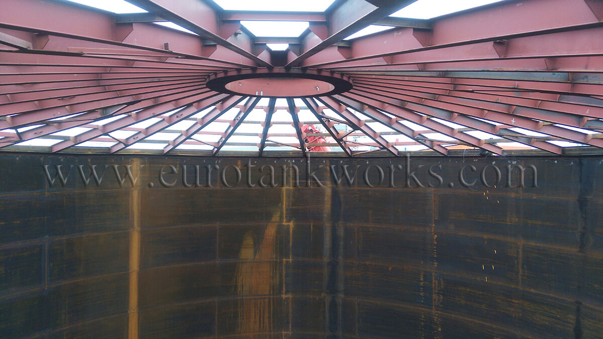 Installatie van vaste daken van opslagtanks
