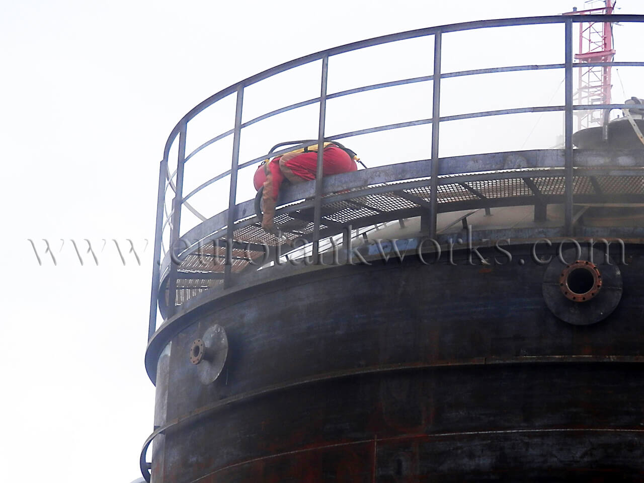 Zandstraal de tank voor het schilderen