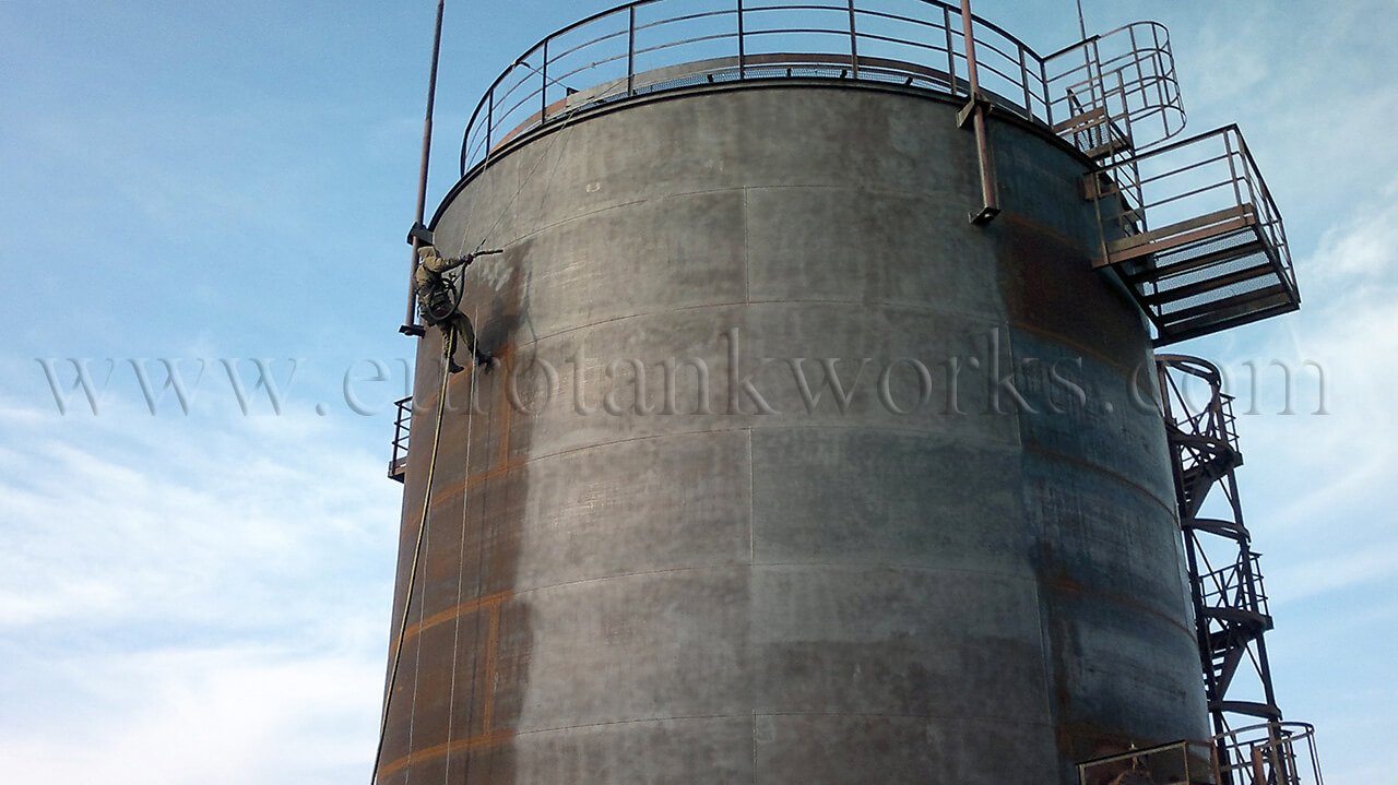 Tanks industrieel schilderen. Buiten oppervlakte.