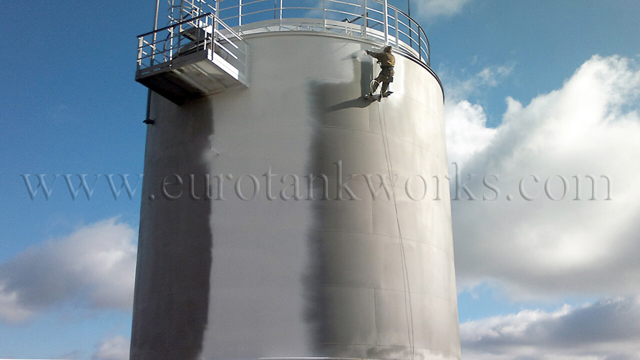 Tanks industrieel schilderen. Buiten oppervlakte.